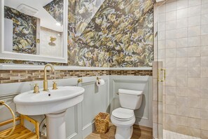 Douche, sèche-cheveux, shampoing