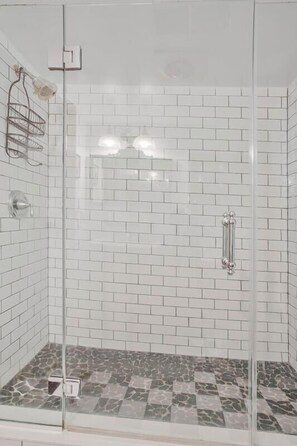 Douche, sèche-cheveux, shampoing
