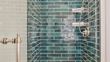 Douche, séchoir à cheveux, shampooing
