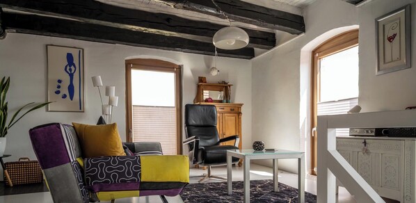 Een smart-tv, boeken en een stereo