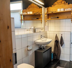 Een haardroger, handdoeken, zeep, shampoo