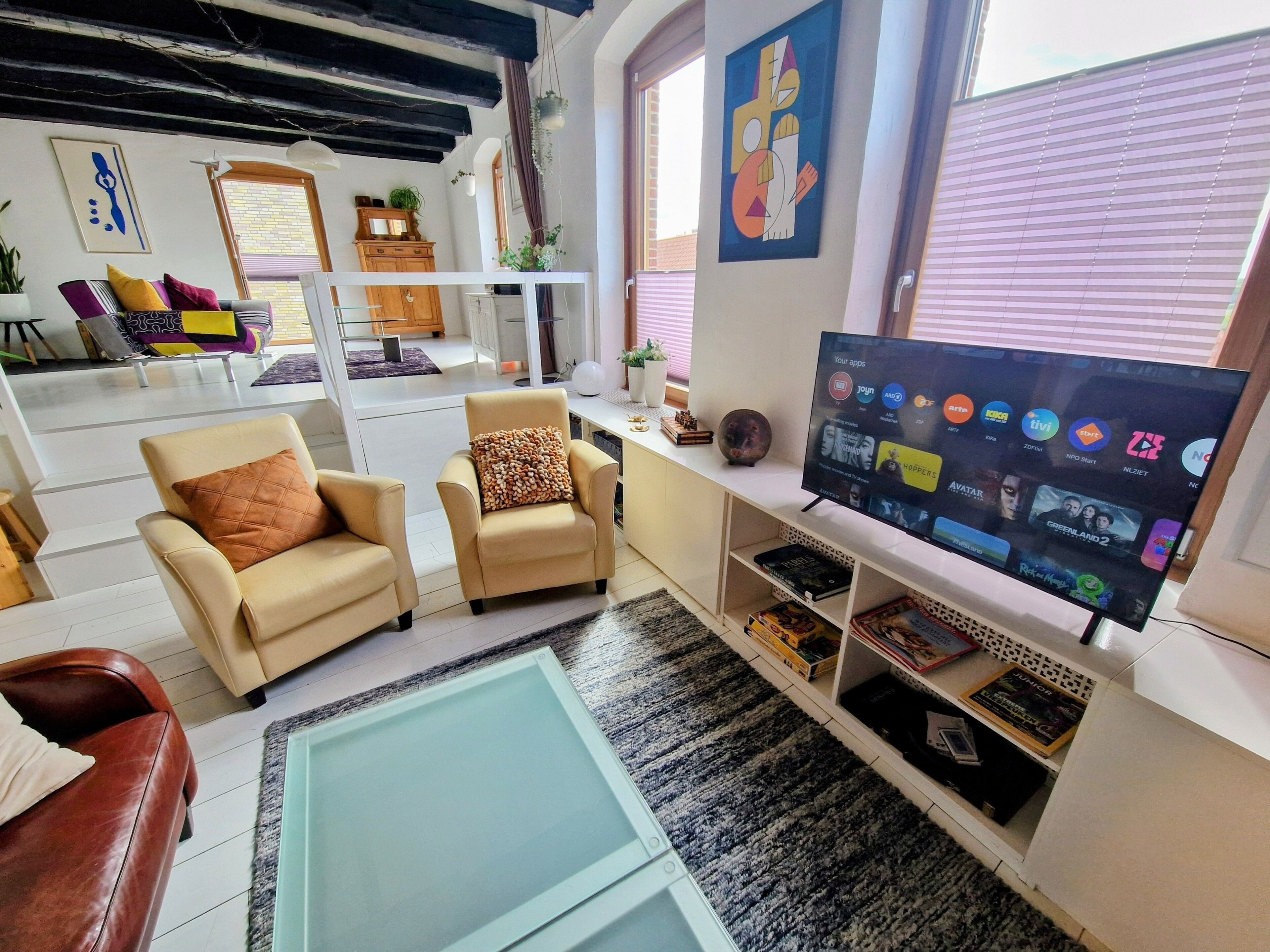 Smart-tv, bøger, stereoanlæg