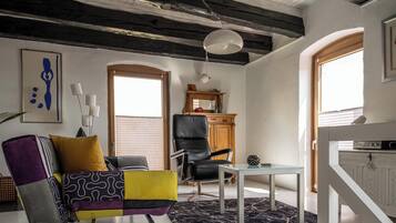 Een smart-tv, boeken en een stereo