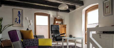 Smart TV, books, stereo