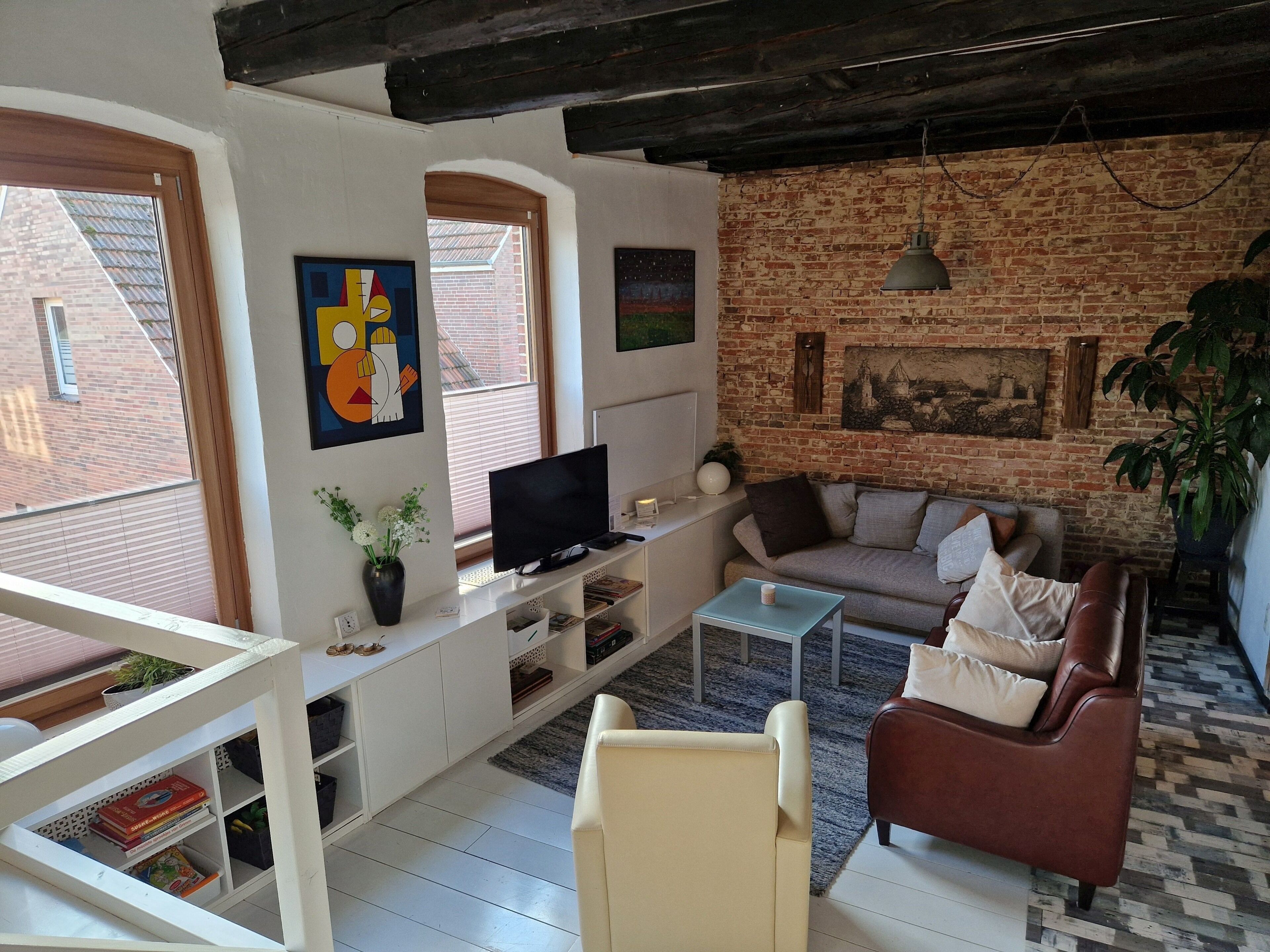 Smart TV, books, stereo