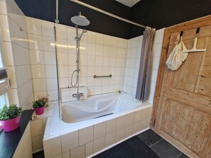 Hair dryer, towels, soap, shampoo - Weitblick-Bed Bentheim | Unique holiday apartment – comfortable – pet-friendly (Bad Bentheim)