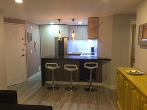 Fridge, microwave, oven, stovetop - Cozy & Well-located 2BR in Usaquen | Near Top Malls, Restaurants & Hospitals (Bogotá)