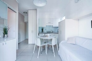 Studio, Balcony, City View | Dining room - Modern Studio With Pool Access (Jesolo)