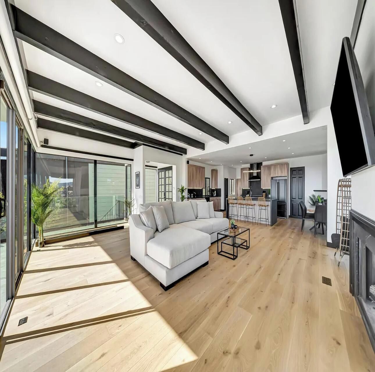Luxury House, Multiple Beds, Fireplace, City View (Skyview Estate) | Living area