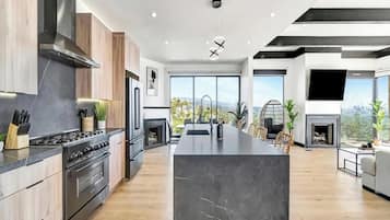 Luxury House, Multiple Beds, Fireplace, City View (Skyview Estate) | Private kitchen
