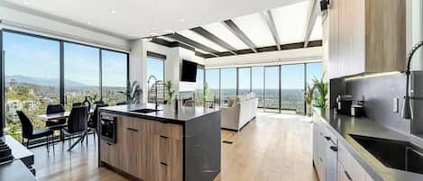 Maison Luxe, plusieurs lits, cheminée, vue ville (Skyview Estate) | Cuisine privée