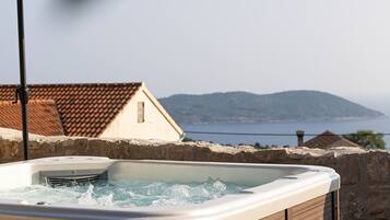 Bañera de hidromasaje al aire libre