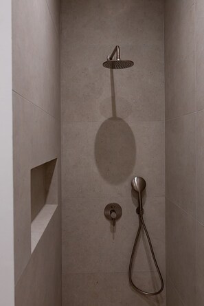 Shower, hair dryer, towels, soap - Spacious and beautifully restored stone house nestled in a quiet village Orasac (Orašac)
