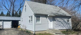 Terrific 3-bedroom family-friendly house close to everything in charming McHenry