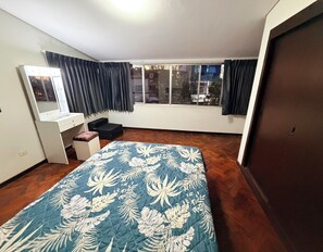 4 bedrooms, desk, iron/ironing board, free WiFi