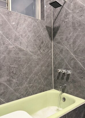 Douche, séchoir à cheveux, serviettes fournies, savon