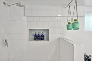 Hair dryer, towels, soap, toilet paper - Garden studio in Laurelhurst (Portland)