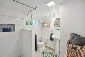 Hair dryer, towels, soap, toilet paper - Garden studio in Laurelhurst (Portland)