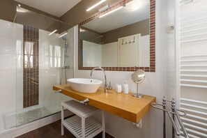 Een douche, een haardroger, handdoeken