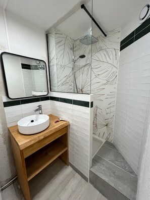Shower, hair dryer - Appartement plages et Centre Ville à pieds (Quiberon)