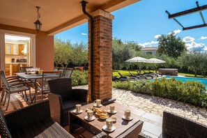 Outdoor dining - Charming villa with sea view, jacuzzi, baby cot, barbecue (Kaštelir)