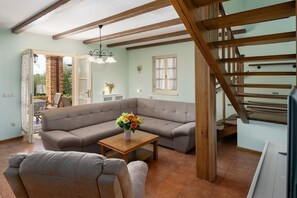 Living area - Charming villa with sea view, jacuzzi, baby cot, barbecue (Kaštelir)