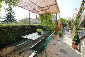 Outdoor dining - Dog-friendly flat just 600 metres from the beach with garden and barbecue (Porec)