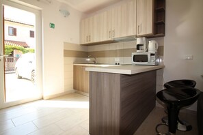 Kühlschrank, Mikrowelle, Herdplatte, Geschirrspüler