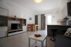 Living area - Dog-friendly flat just 600 metres from the beach with garden and barbecue (Porec)