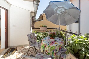 Outdoor dining - Comfortable flat just 600 metres from the beach and UNESCO World Heritage Site (Porec)