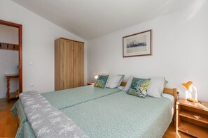 Desk, free WiFi, bed sheets - Comfortable flat just 600 metres from the beach and UNESCO World Heritage Site (Porec)