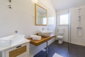 Douche, sèche-cheveux, serviettes fournies
