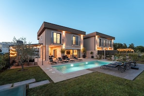 Pool - Stunning villa with private pool, sauna, billiards, table football, exercise bike, BBQ (Porec)