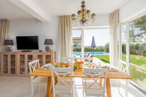 Dining - Picturesque villa with sea view, private pool, billiards, bikes, table tennis (Sveti Lovrec)
