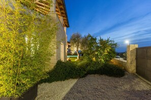 Property grounds - Picturesque villa with sea view, private pool, billiards, bikes, table tennis (Sveti Lovrec)