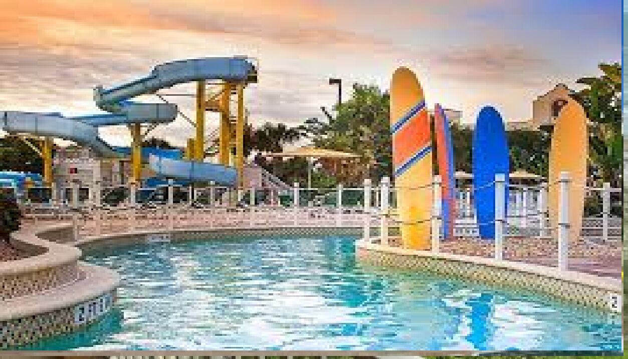 Una piscina con toboganes de agua y tablas de surf.
