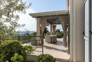 Terrace/patio - Impressive villa on the edge of Parenzana with private pool, baby cot and great views (VIŽINADA)