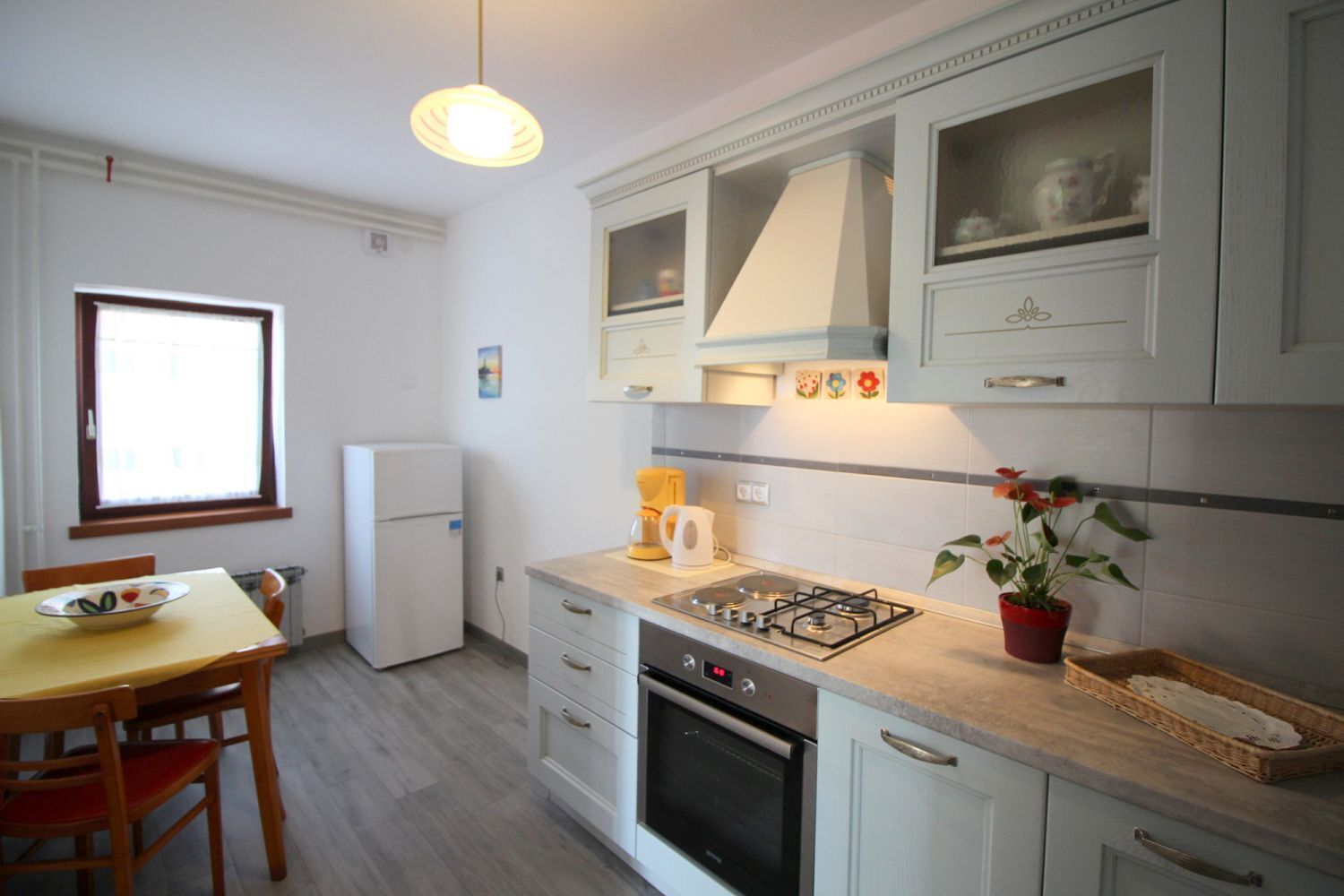 Kühlschrank, Mikrowelle, Herdplatte, Wasserkocher mit Kaffee-/Teezubehör