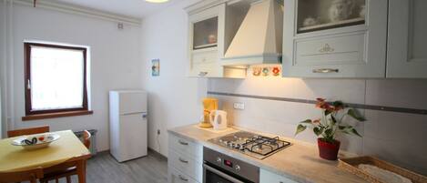 Kühlschrank, Mikrowelle, Herdplatte, Wasserkocher mit Kaffee-/Teezubehör