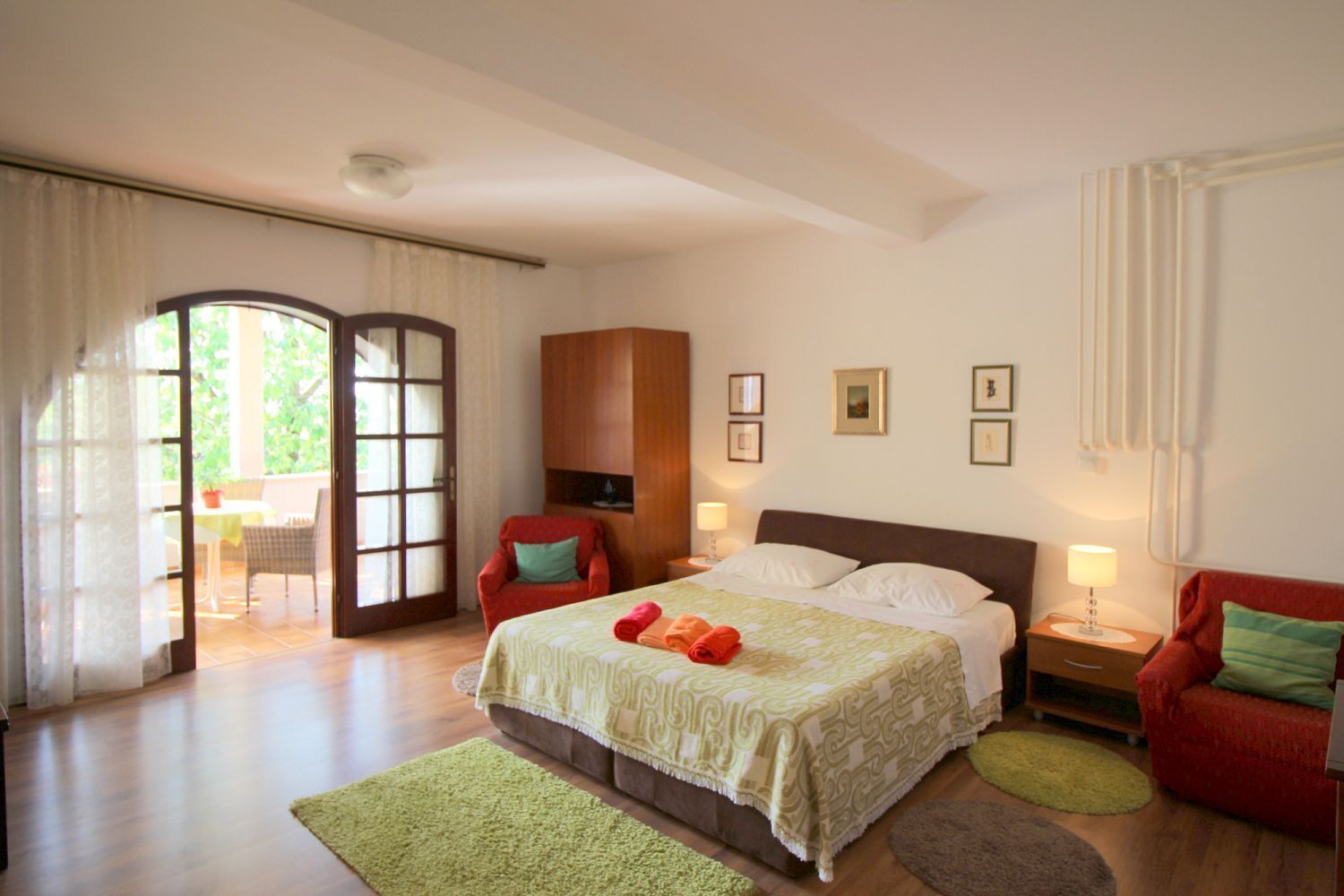 Työpöytä, ilmainen Wi-Fi, vuodevaatteet