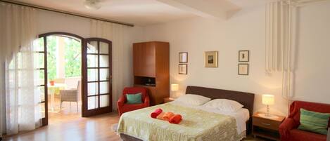 Työpöytä, ilmainen Wi-Fi, vuodevaatteet