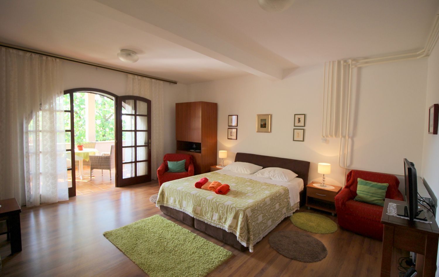 Desk, free WiFi, bed sheets