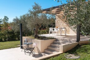 Outdoor dining - Unique stone house with private pool, large garden, barbecue, loungers (Višnjan)