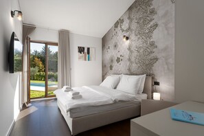 Desk, free WiFi, bed sheets - Unique stone house with private pool, large garden, barbecue, loungers (Višnjan)