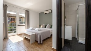 A bedroom with a bed, a bench, and a view of the outside. There is a bathroom with a shower and a toilet. - Pet-friendly villa with private pool, panoramic views and free entry to the Lanterna holiday resort (Tar)