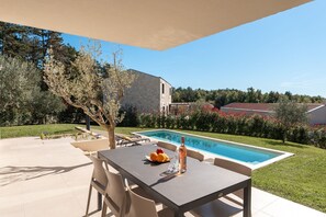 Outdoor dining - Mediterranean stone villa with private pool, great views, strong WiFi, BBQ (Višnjan)