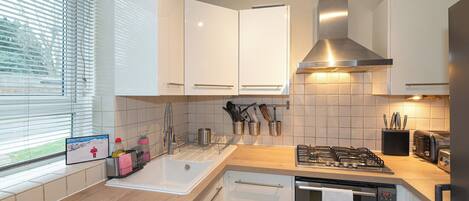 Kjøleskap, mikrobølgeovn, ovn og oppvaskmaskin