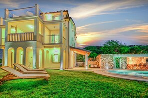 Exterior - Stunning villa with infinity pool, views of Motovun, billiards, table tennis, BBQ (Motovun)