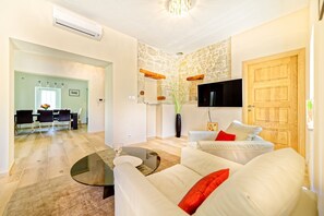 DVD player - Stunning villa with infinity pool, views of Motovun, billiards, table tennis, BBQ (Motovun)