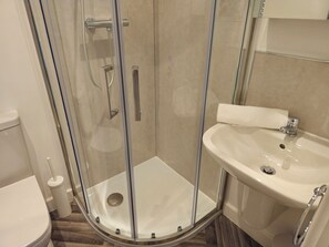 Shower, hair dryer, towels - Stylish, and newly renovated penthouse apartment - Pass the Keys (Shrewsbury)